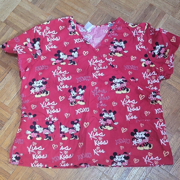 Disney Red Mickey & Minnie Kiss Scrub Top SIZE 2x - Picture 1 of 7